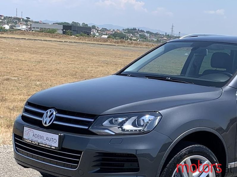 2012' Volkswagen Touareg photo #5