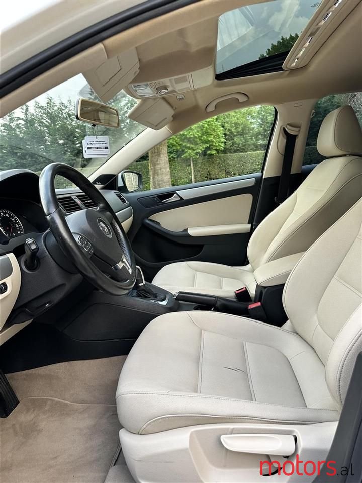 2012' Volkswagen Jetta photo #2