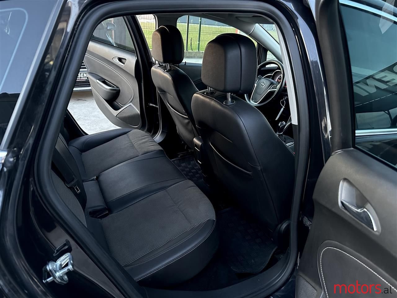 2010' Opel Astra photo #5