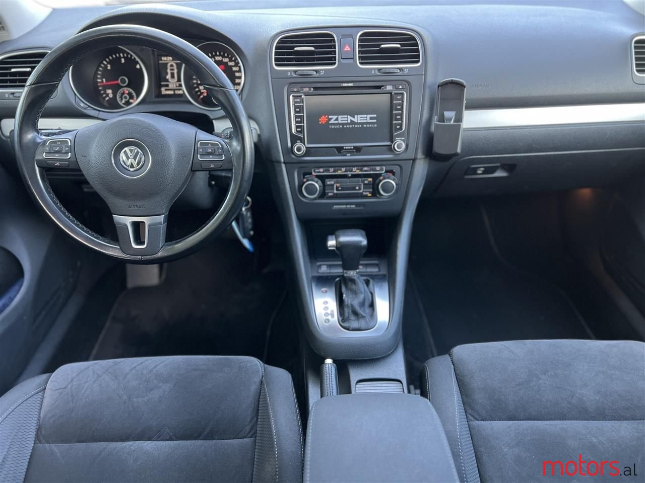 2009' Volkswagen Golf photo #5