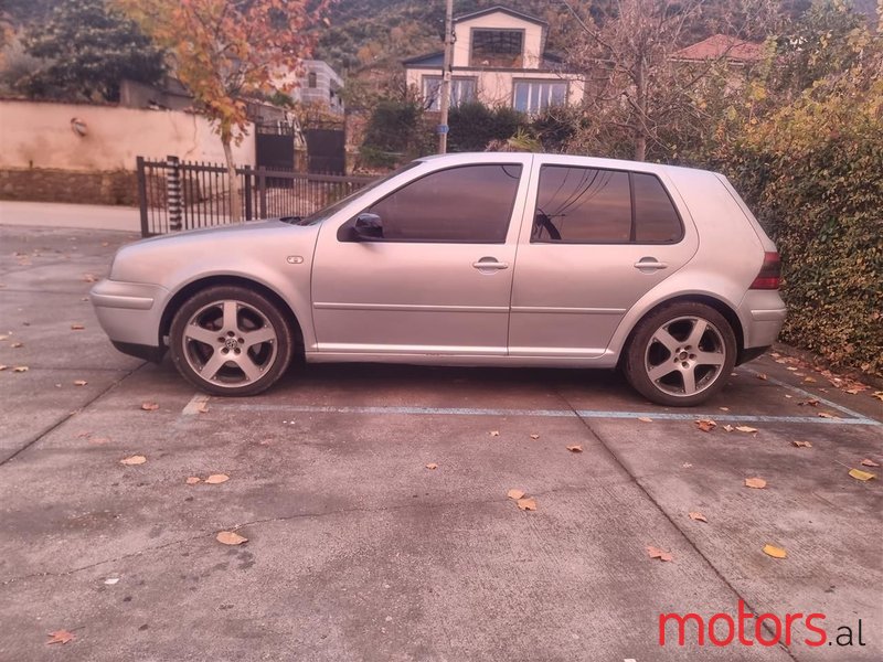 2002' Volkswagen Golf photo #4