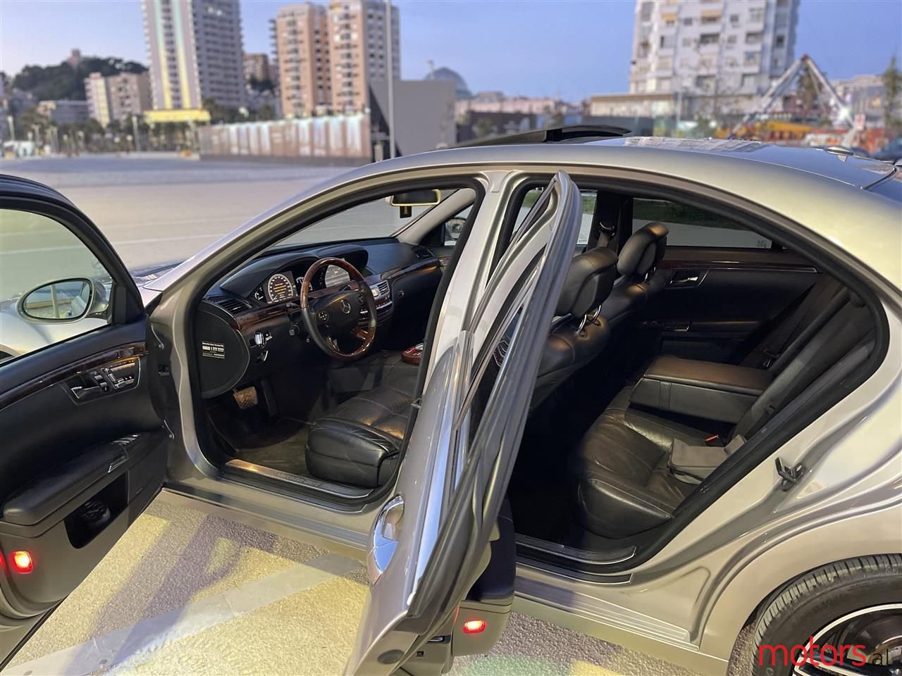 2008' Mercedes-Benz 320 photo #3