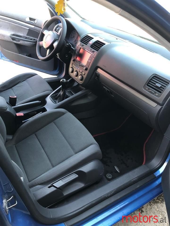 2004' Volkswagen Golf photo #3