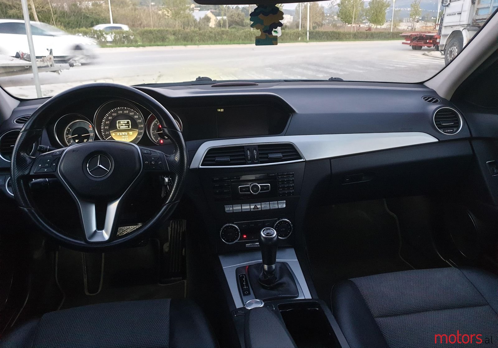 2011' Mercedes-Benz 220 photo #4