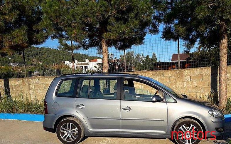 2009' Volkswagen Touran photo #1