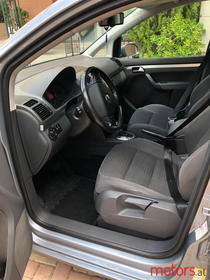 2007' Volkswagen Touran photo #5