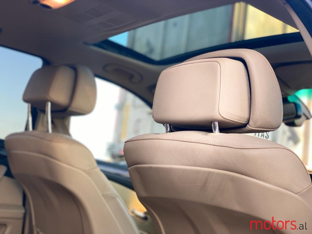 2009' BMW 1 Series 5 Door photo #5