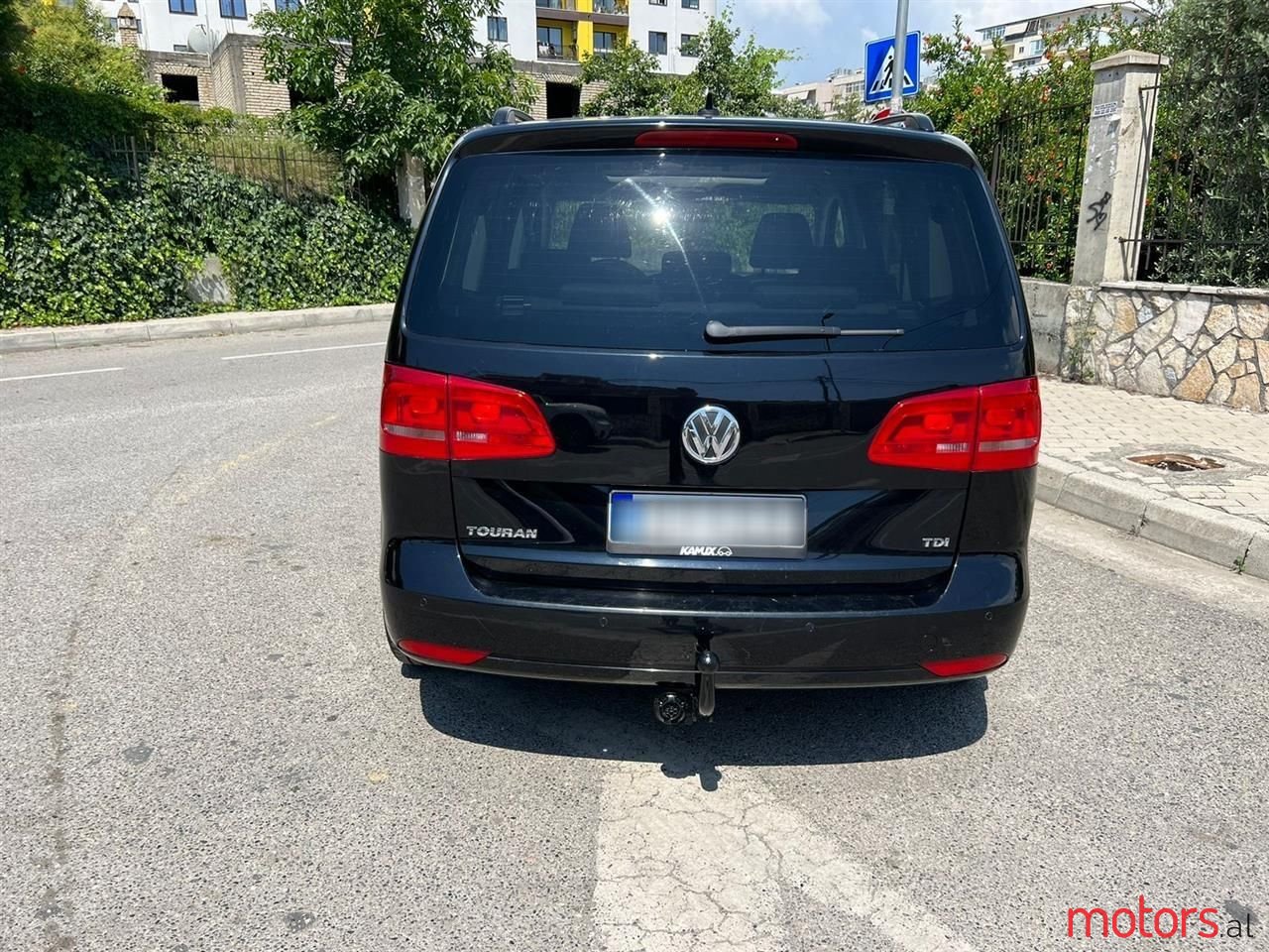 2011' Volkswagen Touran photo #2