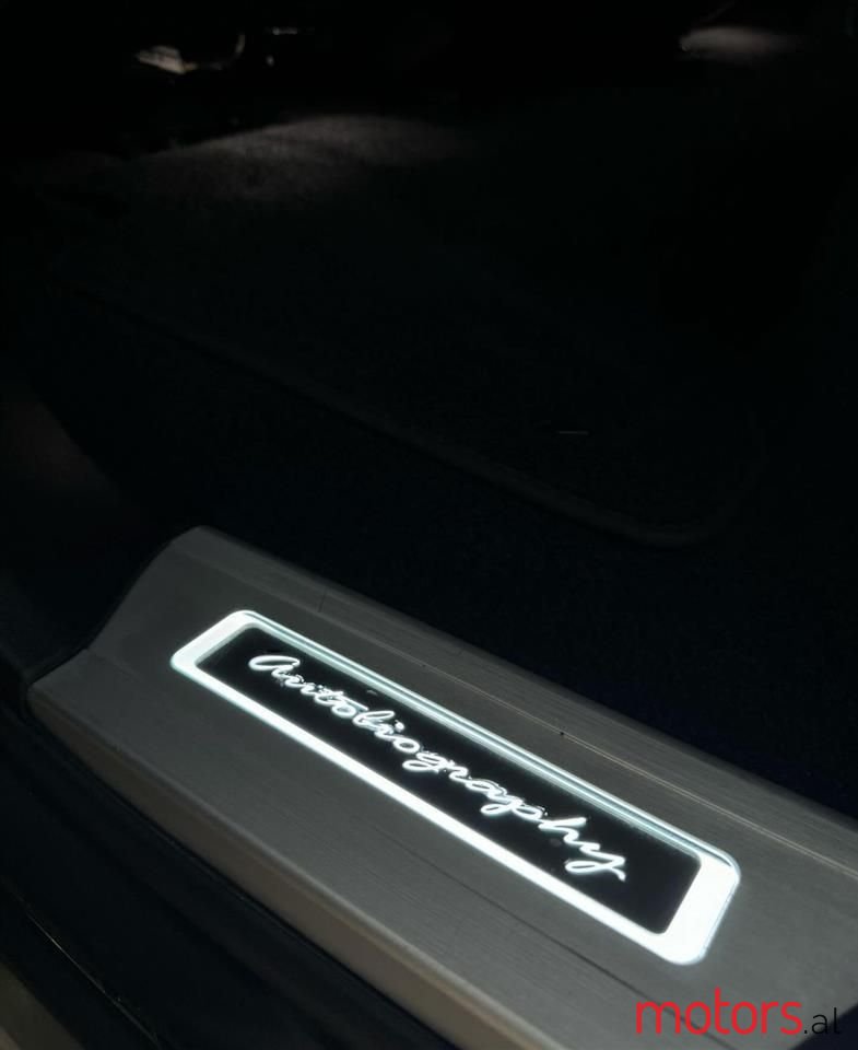 2020' Land Rover Range Rover photo #2