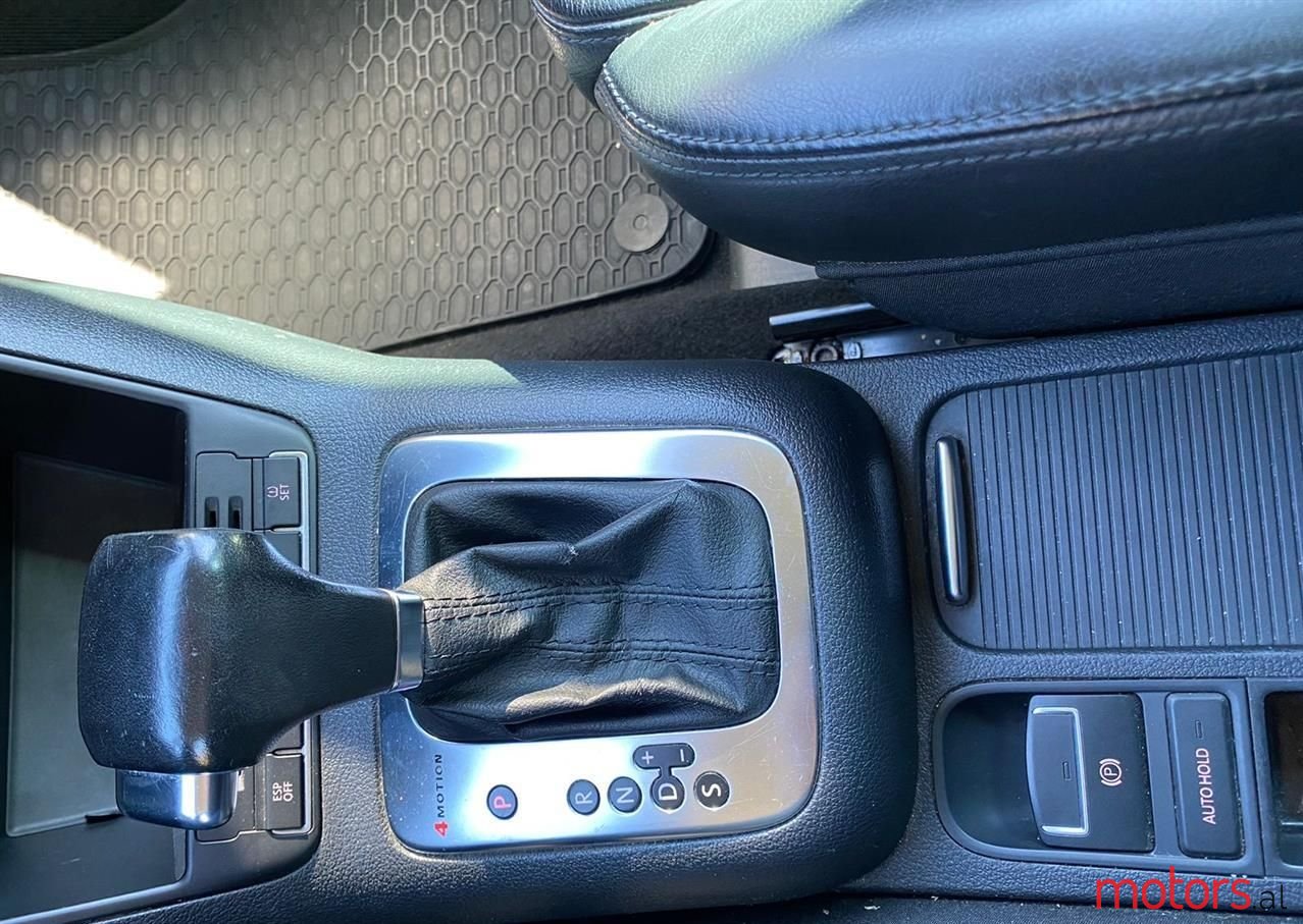 2010' Volkswagen Tiguan photo #2