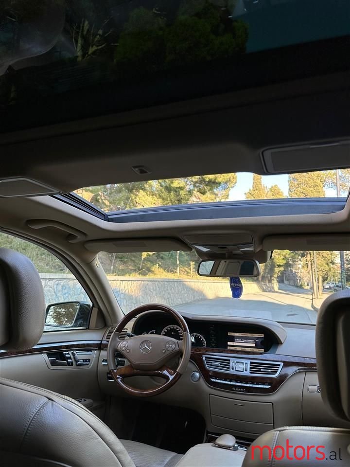 2011' Mercedes-Benz S 550 photo #2