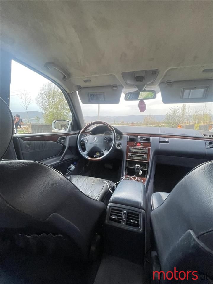 2001' Mercedes-Benz 270 photo #4