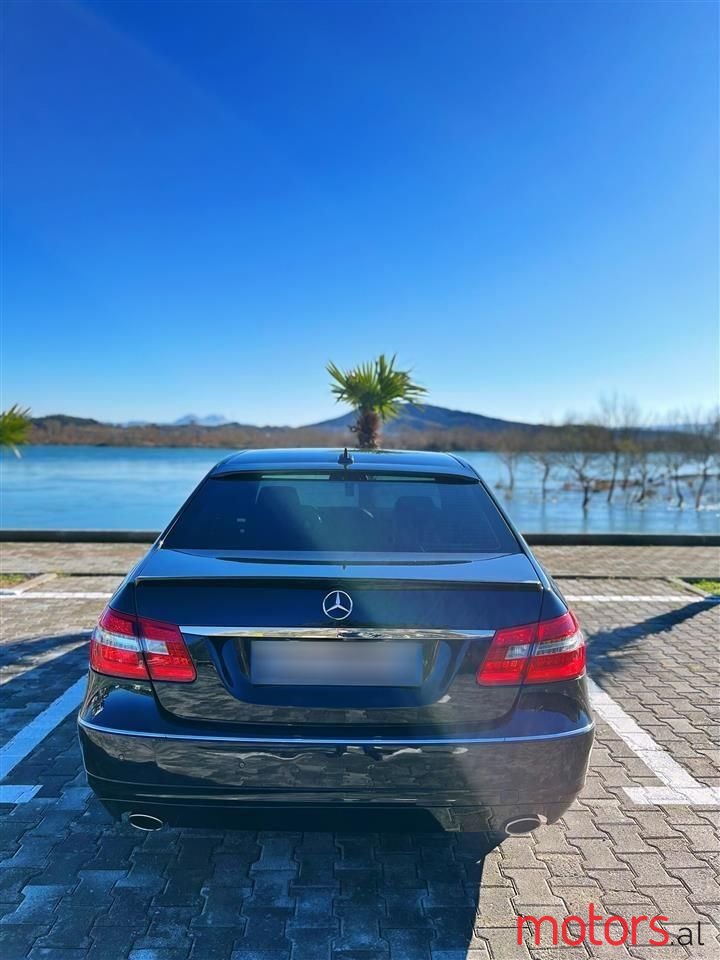 2011' Mercedes-Benz E 300 photo #4