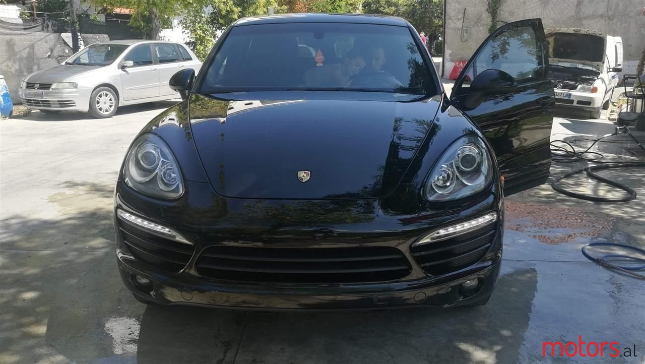 2011' Porsche Cayenne photo #1
