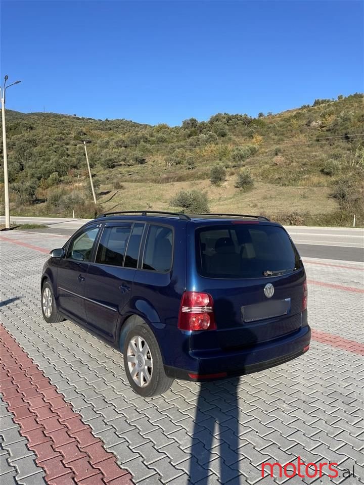 2008' Volkswagen Touran photo #5