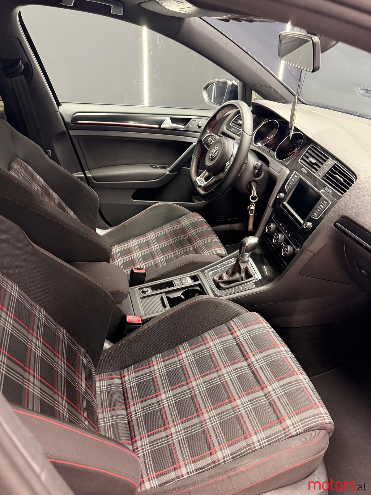 2016' Volkswagen Golf photo #5