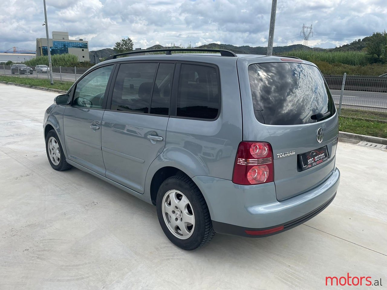 2007' Volkswagen Touran photo #2