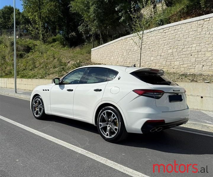 2022' Maserati Levante photo #3