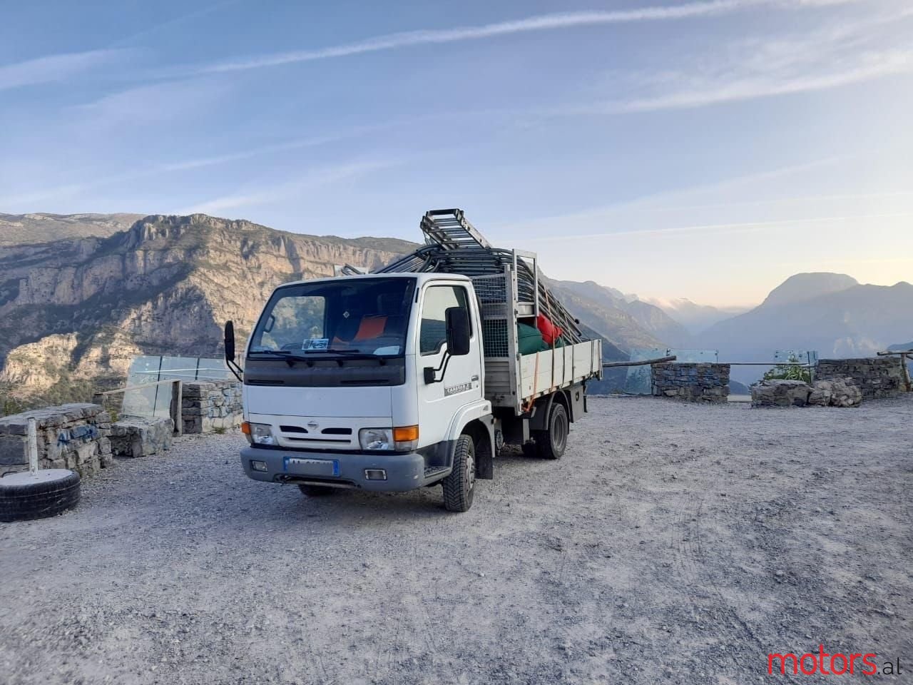 2001' Nissan Cabstar photo #4