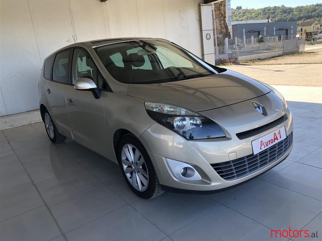 2009' Renault Scenic photo #3