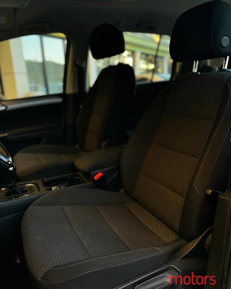 2019' Volkswagen Touran photo #4