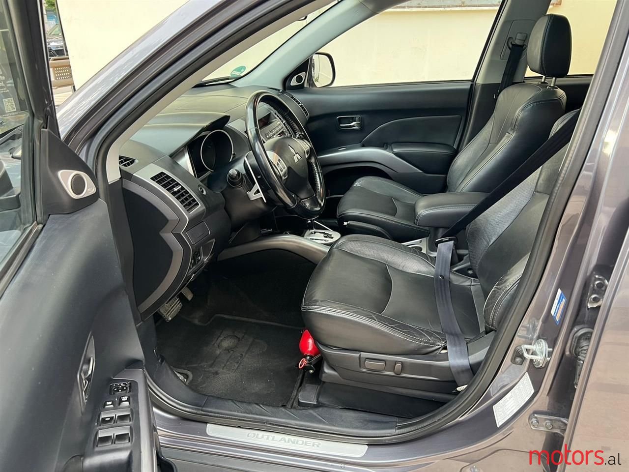 2010' Mitsubishi Outlander photo #3