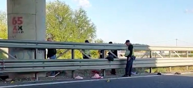 Tentoi të kalonte autostradën, makina përplas për vdekje gruan