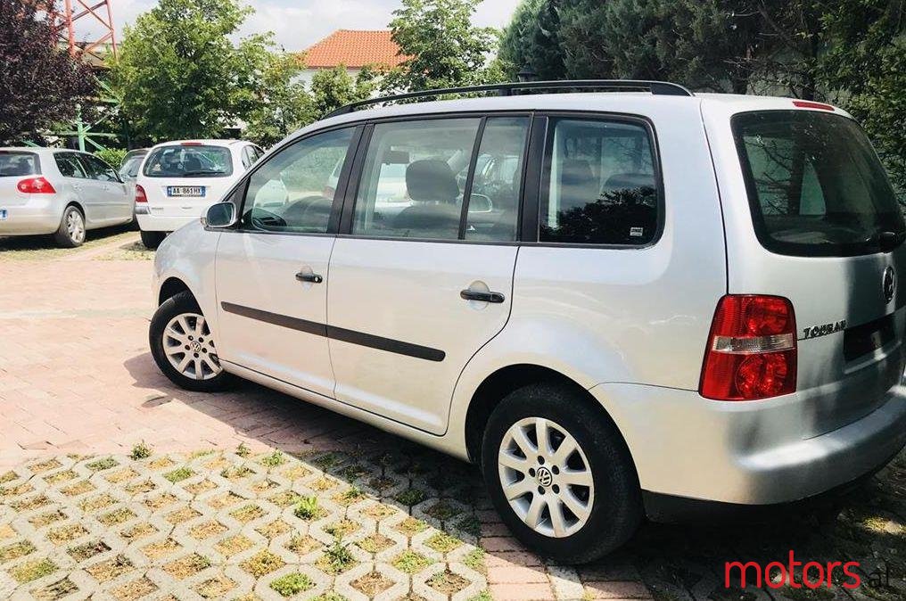 2004' Volkswagen Touran photo #1