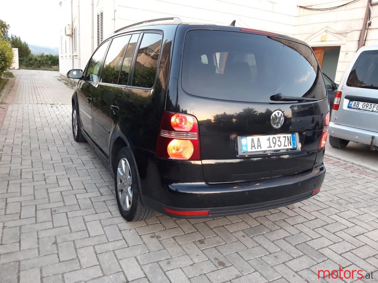 2009' Volkswagen Touran photo #3