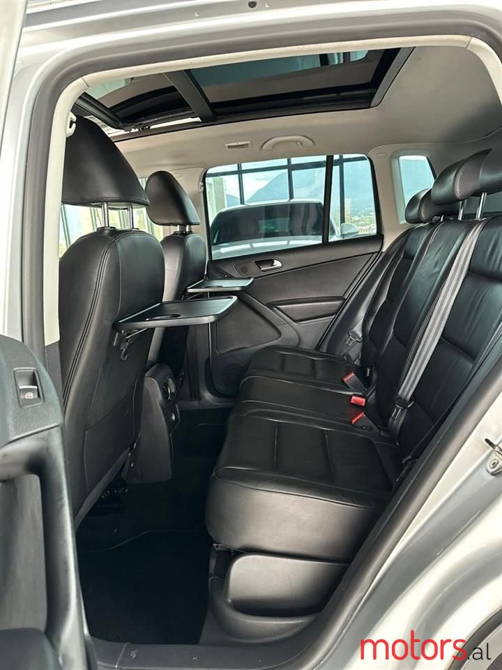 2011' Volkswagen Tiguan photo #5
