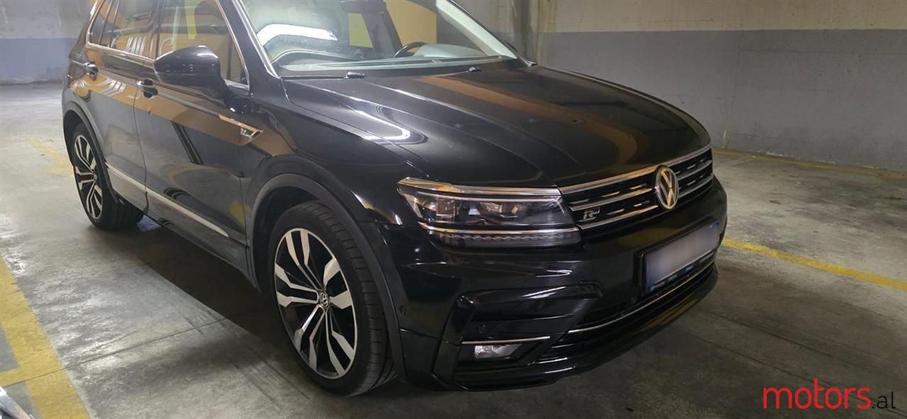 2020' Volkswagen Tiguan photo #2