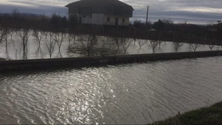Elbasani nën pushtetin e ujit, mbyllen dy shkolla, njësi të tëra pa energji