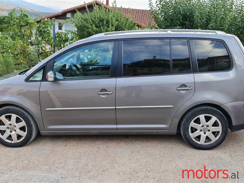 2008' Volkswagen Touran photo #5