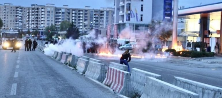 Bomba molotov, gaz lotsjellës dhe… Çfarë ndodhi tek Unaza e Re