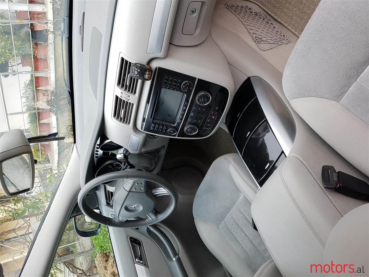 2008' Mercedes-Benz R 320 photo #1