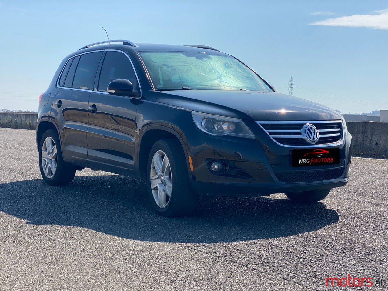 2011' Volkswagen Tiguan photo #2