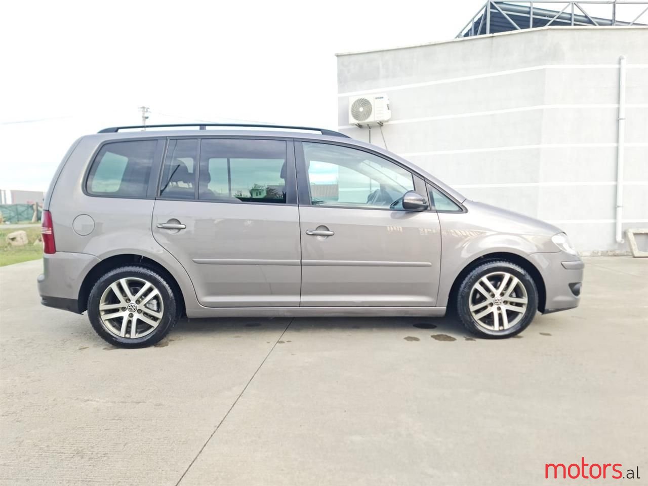 2010' Volkswagen Touran photo #6