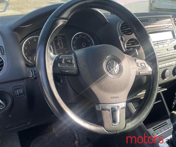 2014' Volkswagen Touareg photo #3