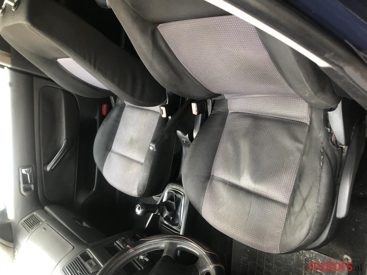 2001' Volkswagen Golf photo #2