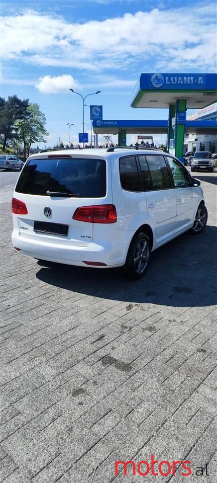 2011' Volkswagen Touran photo #6