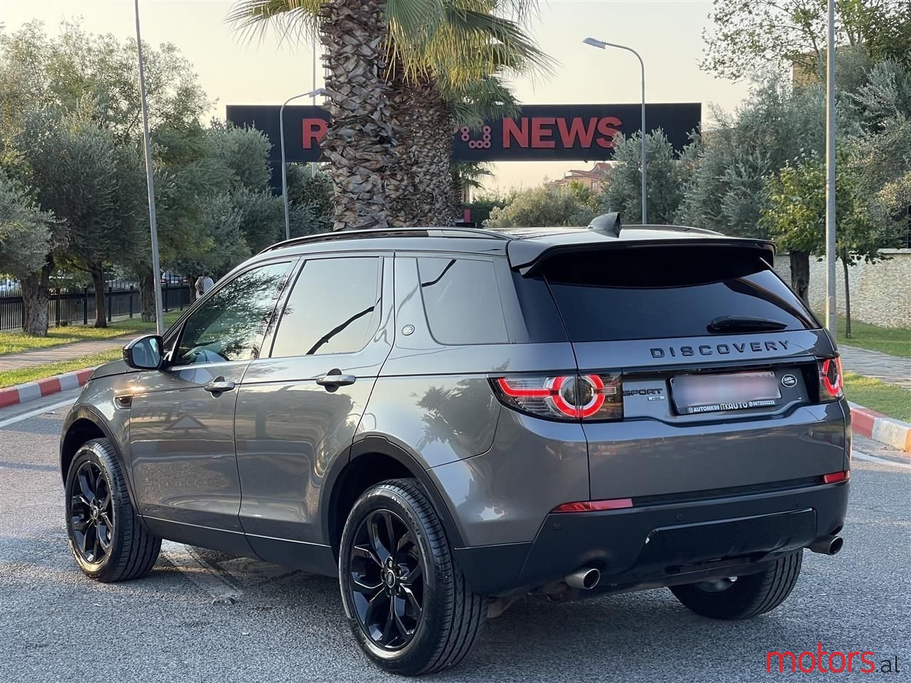 2017' Land Rover Discovery Sport photo #3