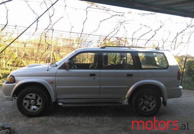 2002' Mitsubishi Pajero photo #1