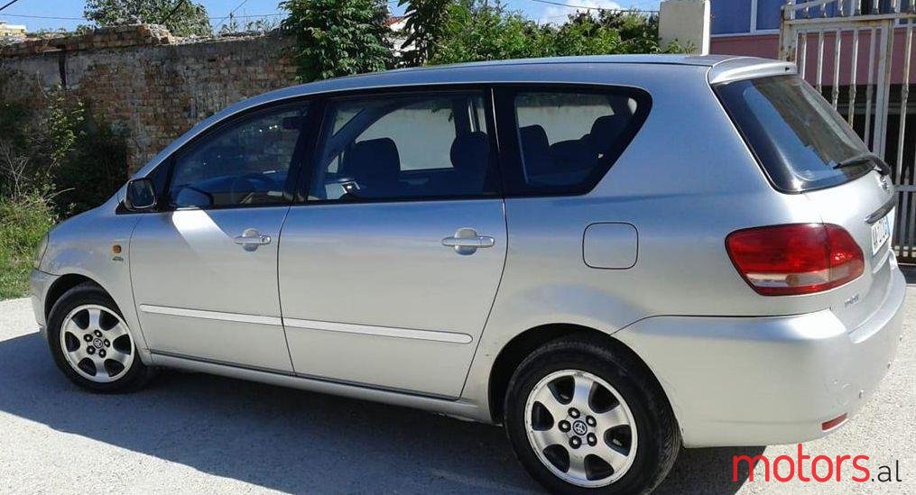 2003' Toyota Avensis Verso photo #1