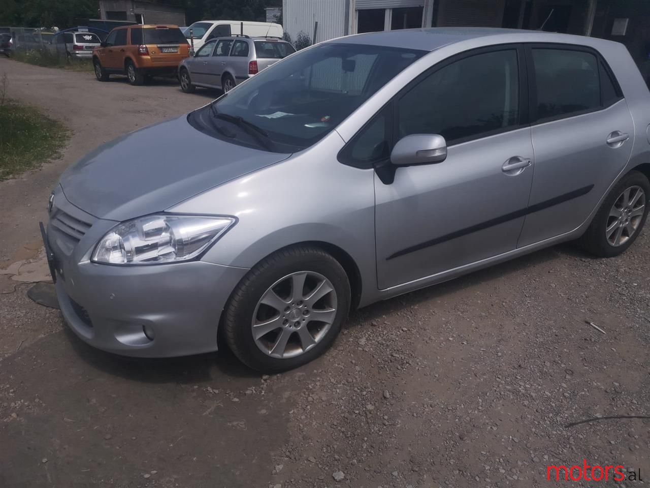 2011' Toyota Auris photo #2