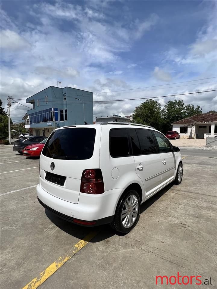 2009' Volkswagen Touran photo #4