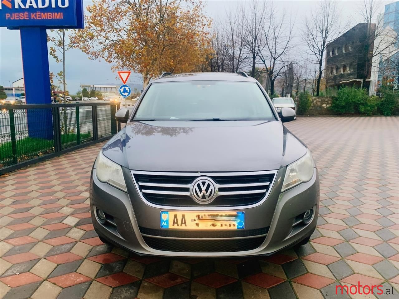 2010' Volkswagen Tiguan photo #2