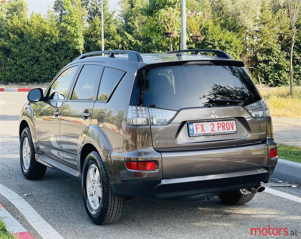 2010' Mitsubishi Outlander photo #4