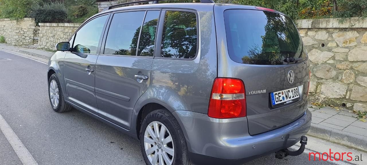 2004' Volkswagen Touran photo #2