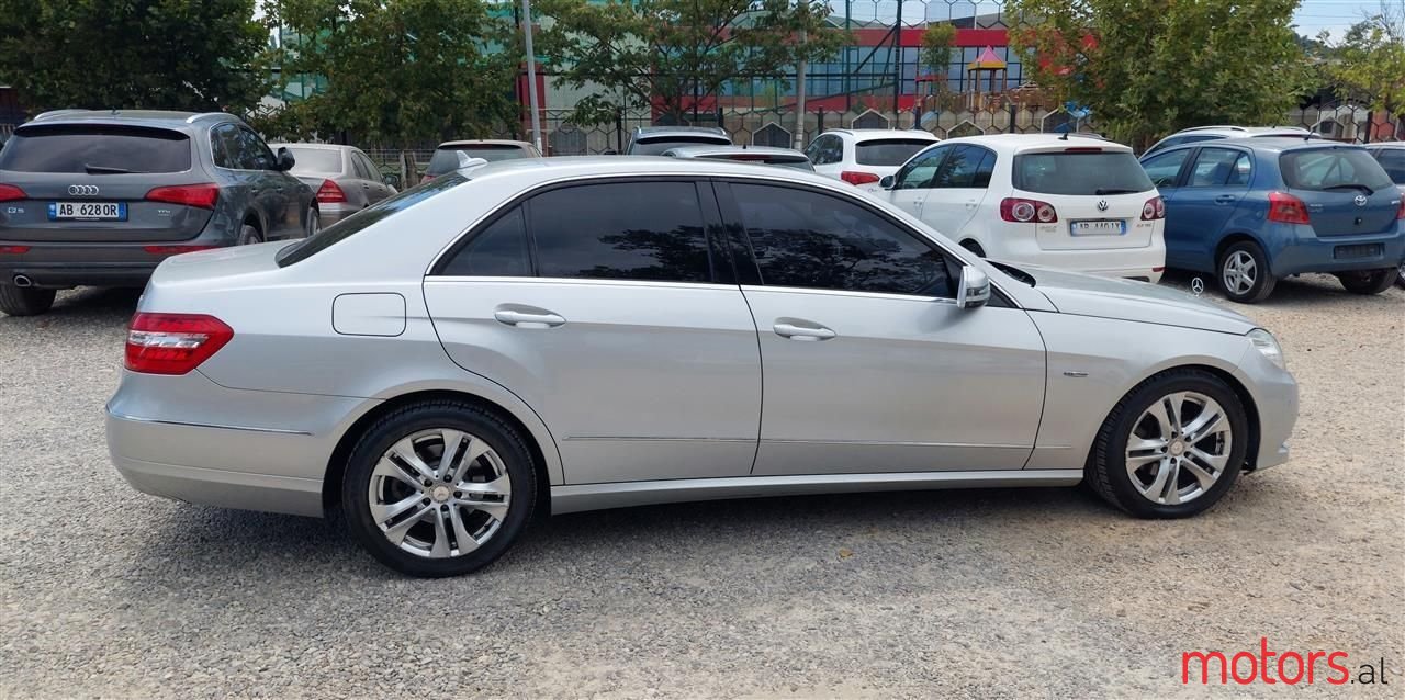 2011' Mercedes-Benz E 220 photo #3