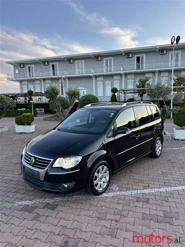 2010' Volkswagen Touran photo #1